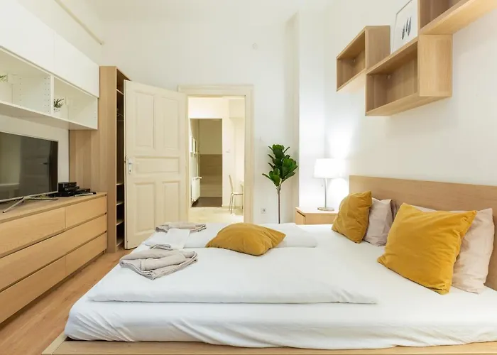 A4-6 Aulich Apartment
