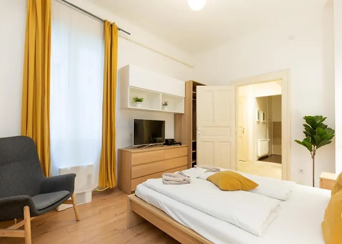 A4-6 Aulich Apartment